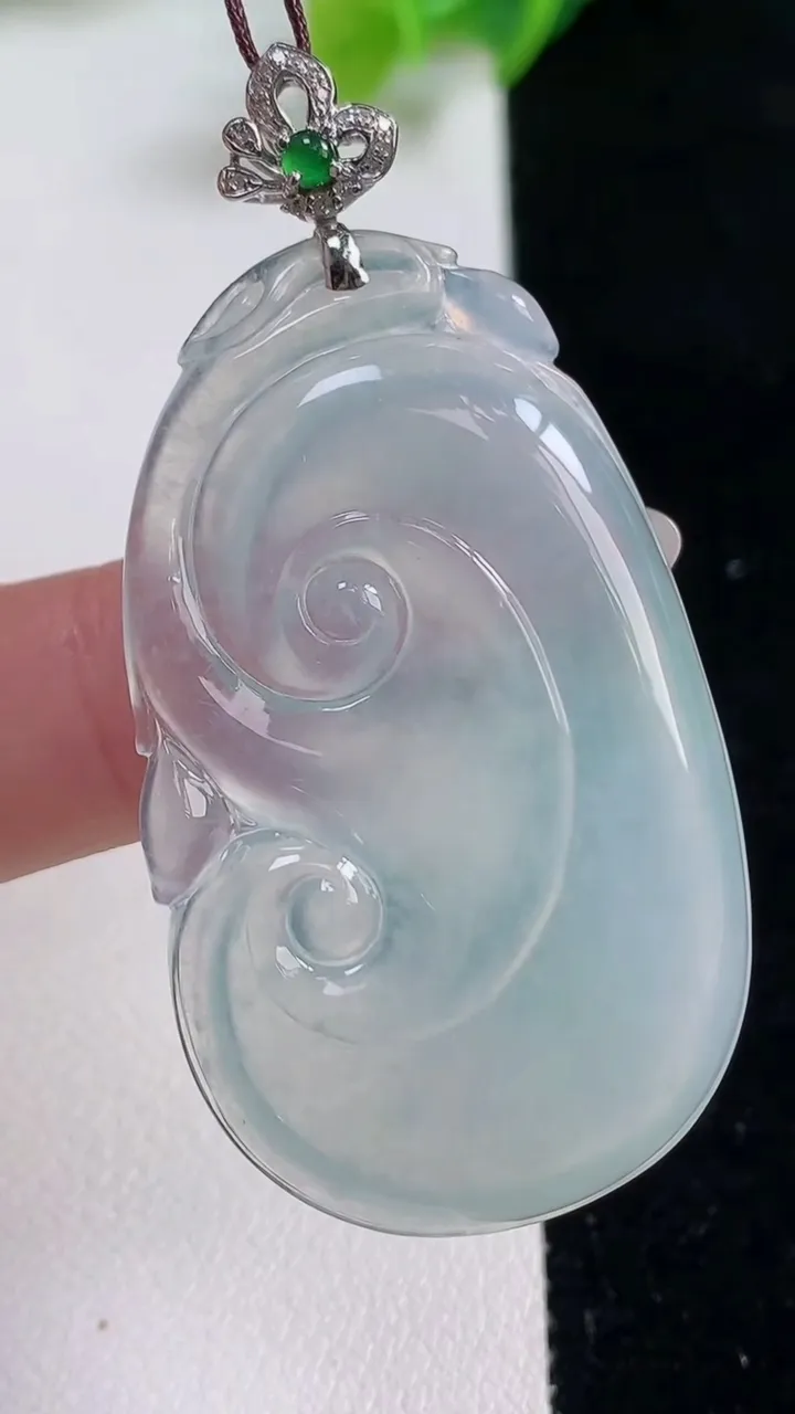 天然A货翡翠种白冰如意吊坠，尺寸51.2-32-5.4，重量:20.38g
10月23日