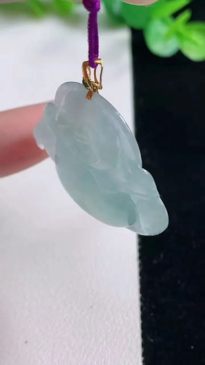 天然A货翡翠种飘花佛公吊坠，尺寸30.5-33-5.9，重量:7.97g
10月23日