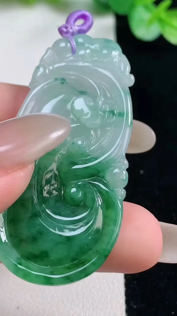 天然A货翡翠如意吊坠，尺寸51.7-24.3-6，重量:13.48g
10月23日