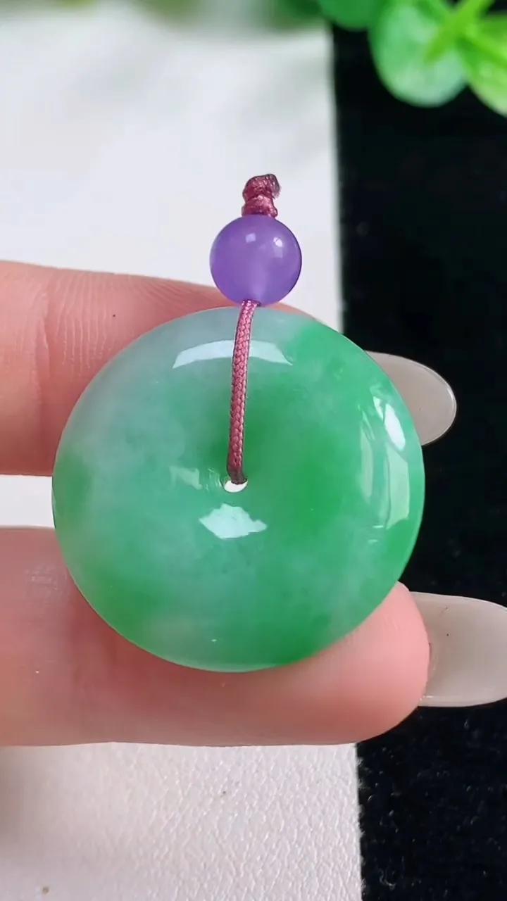天然A货翡翠平安扣吊坠，尺寸25.4-5.3，重量:7.85g
10月23日