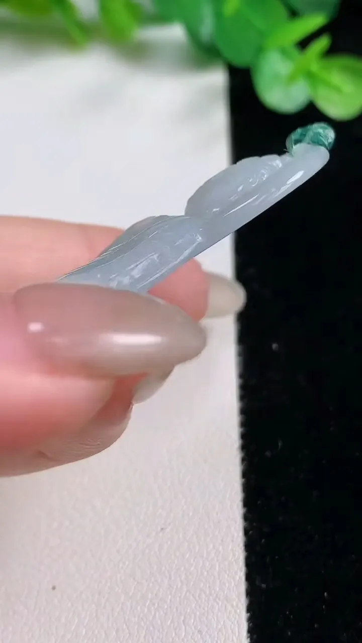 天然A货翡翠御龙阿弥陀佛吊坠，尺寸66-34-5.4，重量:21.88g
10月23日