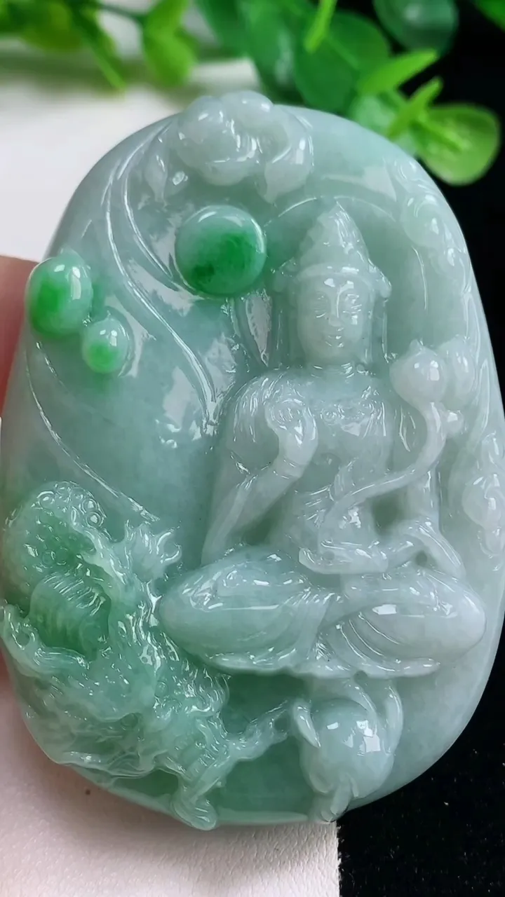 天然A货翡翠祥龙大势至菩萨吊坠，尺寸68.7-49.2-11，重量:77.24g
10月23日
