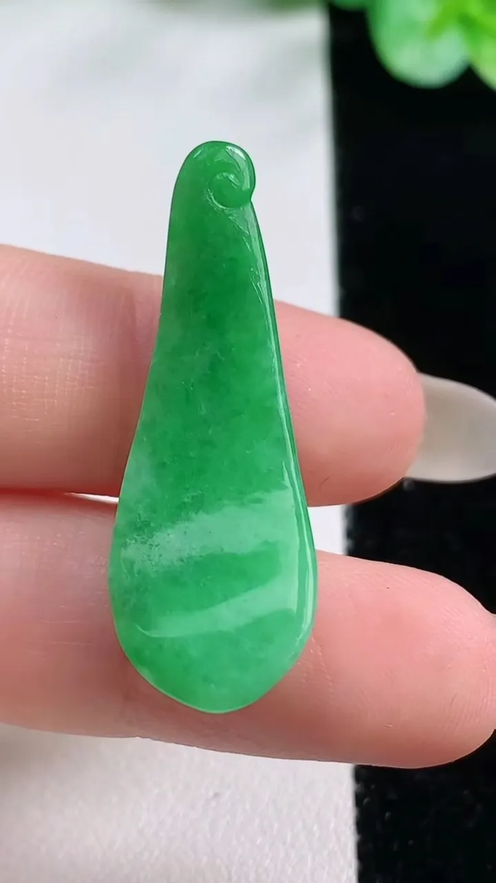 天然A货翡翠福瓜吊坠，尺寸35.2-12-5.2，重量3.75g
10月23日