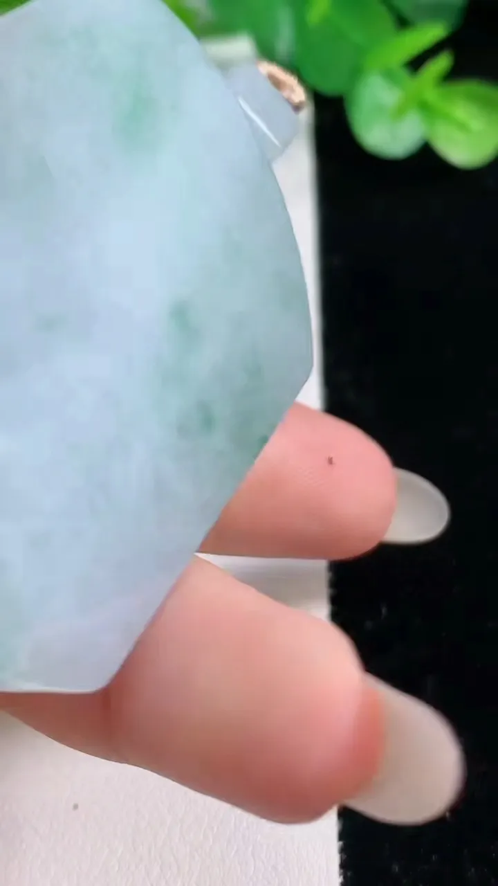 天然A货翡翠冰种飘花无事牌吊坠，尺寸54.3-46-7.2，重量:44.12g
10月23日