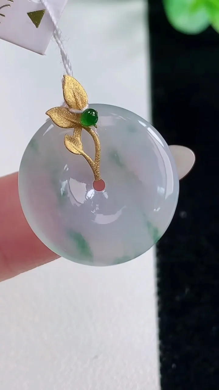 天然A货翡翠种飘花平安扣吊坠，尺寸19.9-3.8，重量:4.07g
10月23日