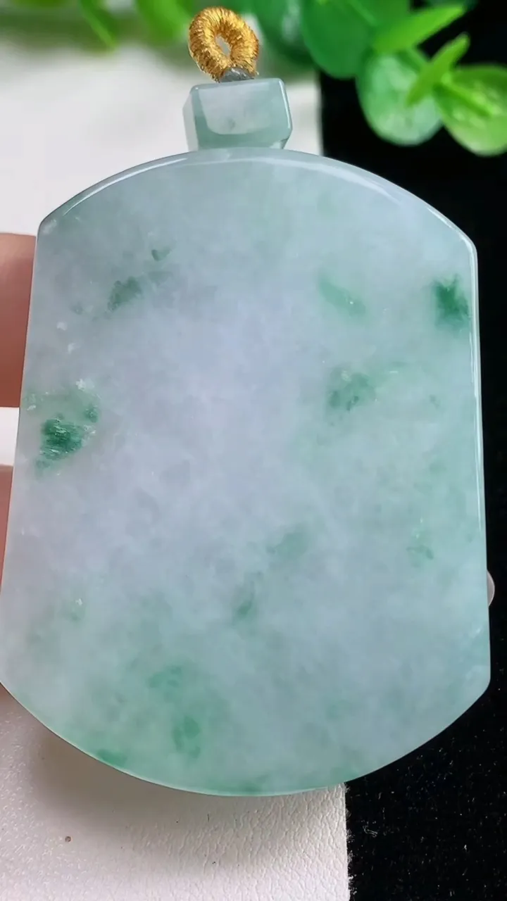 天然A货翡翠冰种飘花无事牌吊坠，尺寸54-40.8-7，重量:43.79g
10月23日
