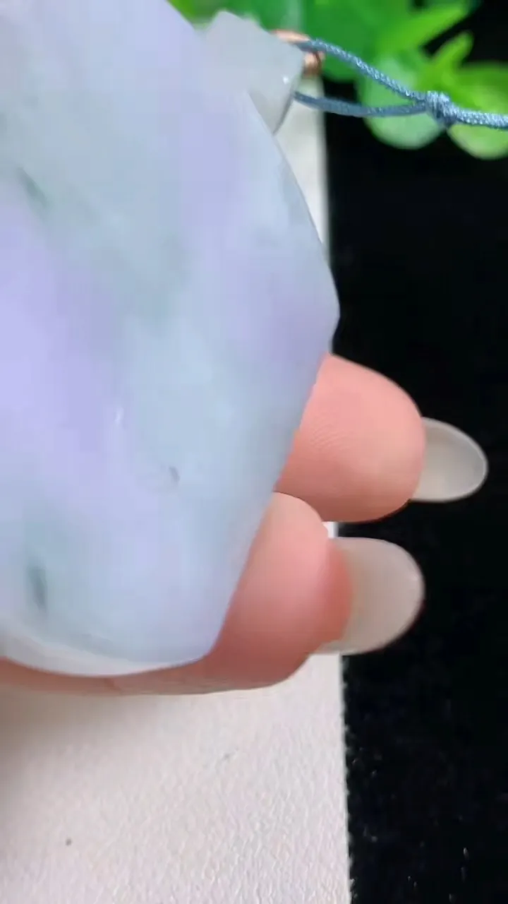 天然A货翡翠春带彩紫罗兰无事牌吊坠，尺寸49.9-38.1-6.4，重量:32.62g
10月23日