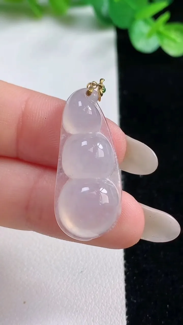 天然A货翡翠种白冰福豆吊坠，尺寸31-13.7-6.6，重量:4.53g
10月23日