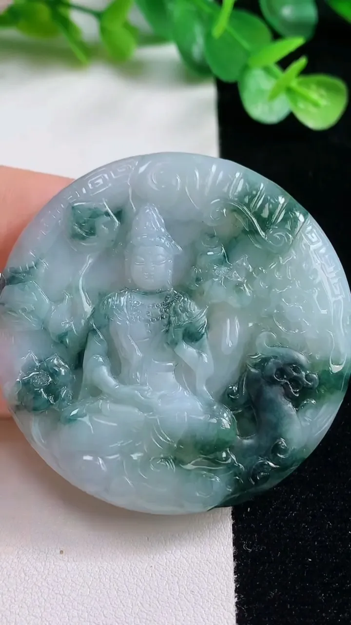 天然A货翡翠冰种飘花大势至菩萨吊坠，尺寸52.5-4.9，重量:32.32g
10月23日