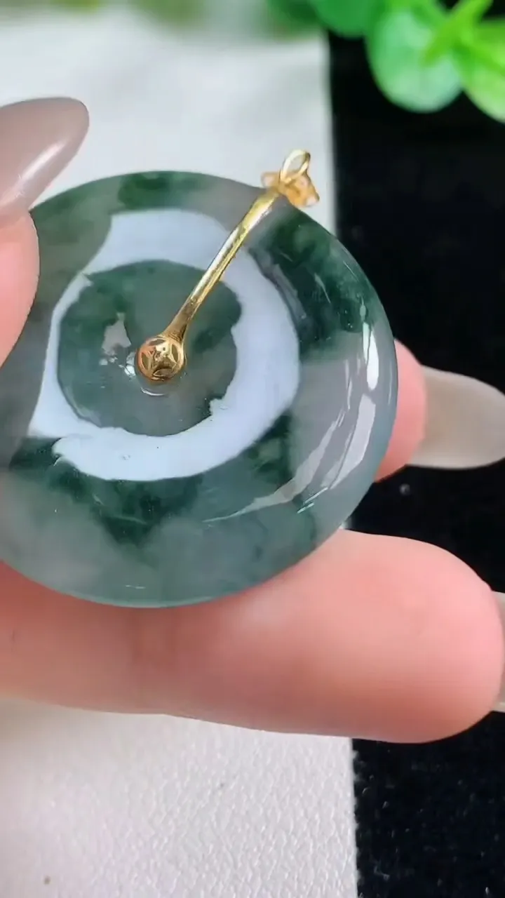 天然A货翡翠种飘花平安扣吊坠，尺寸33.4-5.8，重量:15.24g
10月23日