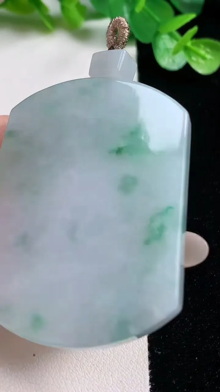 天然A货翡翠冰种飘花无事牌吊坠，尺寸54.3-46-7.2，重量:44.12g
10月23日