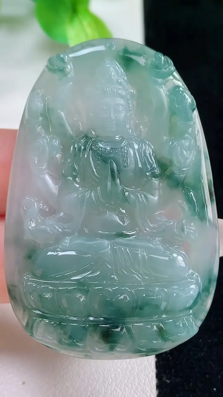 天然A货翡翠冰种飘花千手观音吊坠，尺寸53-35.8-5.2，重量:20.64g
10月23日