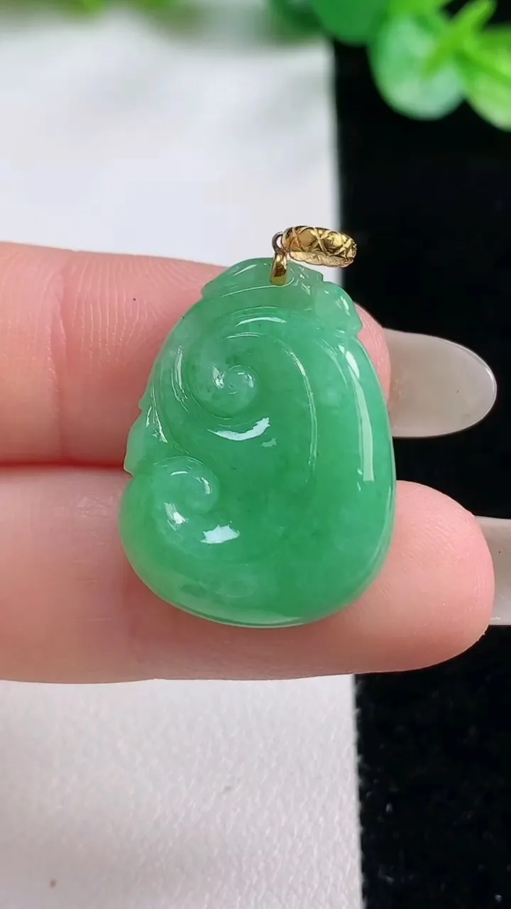 天然A货翡翠如意吊坠，尺寸23.4-17.5-5.2，重量:4.08g
10月23日