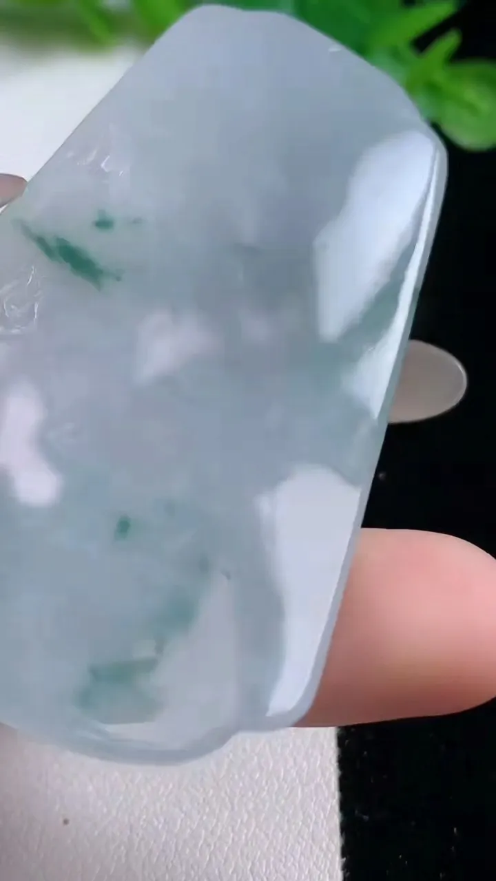 天然A货翡翠冰种飘花虚空藏菩萨吊坠，尺寸63.2-38.4-5.8，重量:28.20g
10月23日