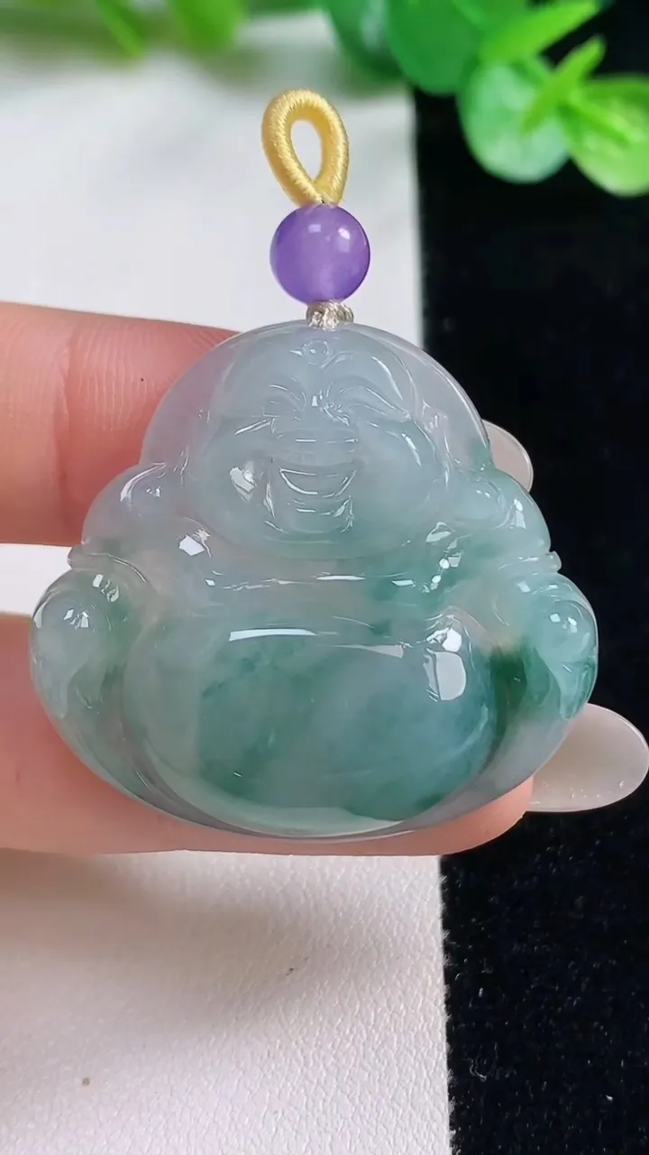 天然A货翡翠冰种飘花佛公吊坠，尺寸32.7-35.7-7.4，重量:12.48g
10月23日