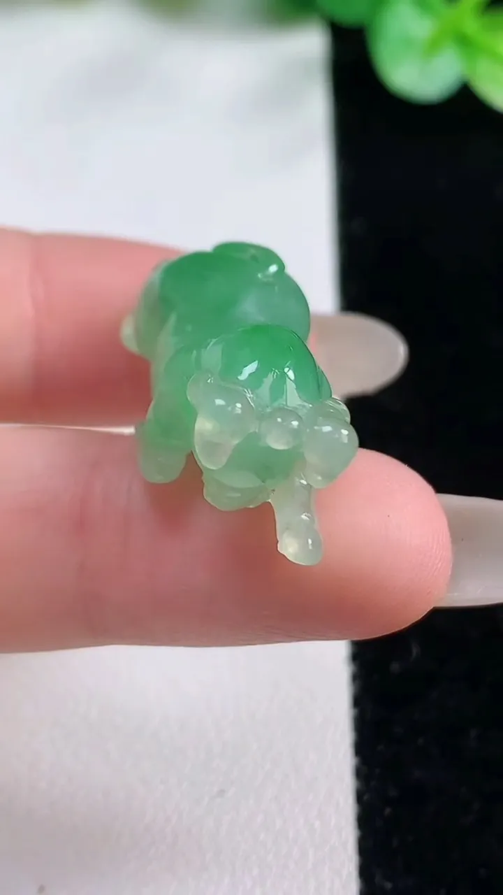天然A货翡翠生肖牛吊坠，尺寸30-12.3-11.4，重量:7.31g
10月23日
