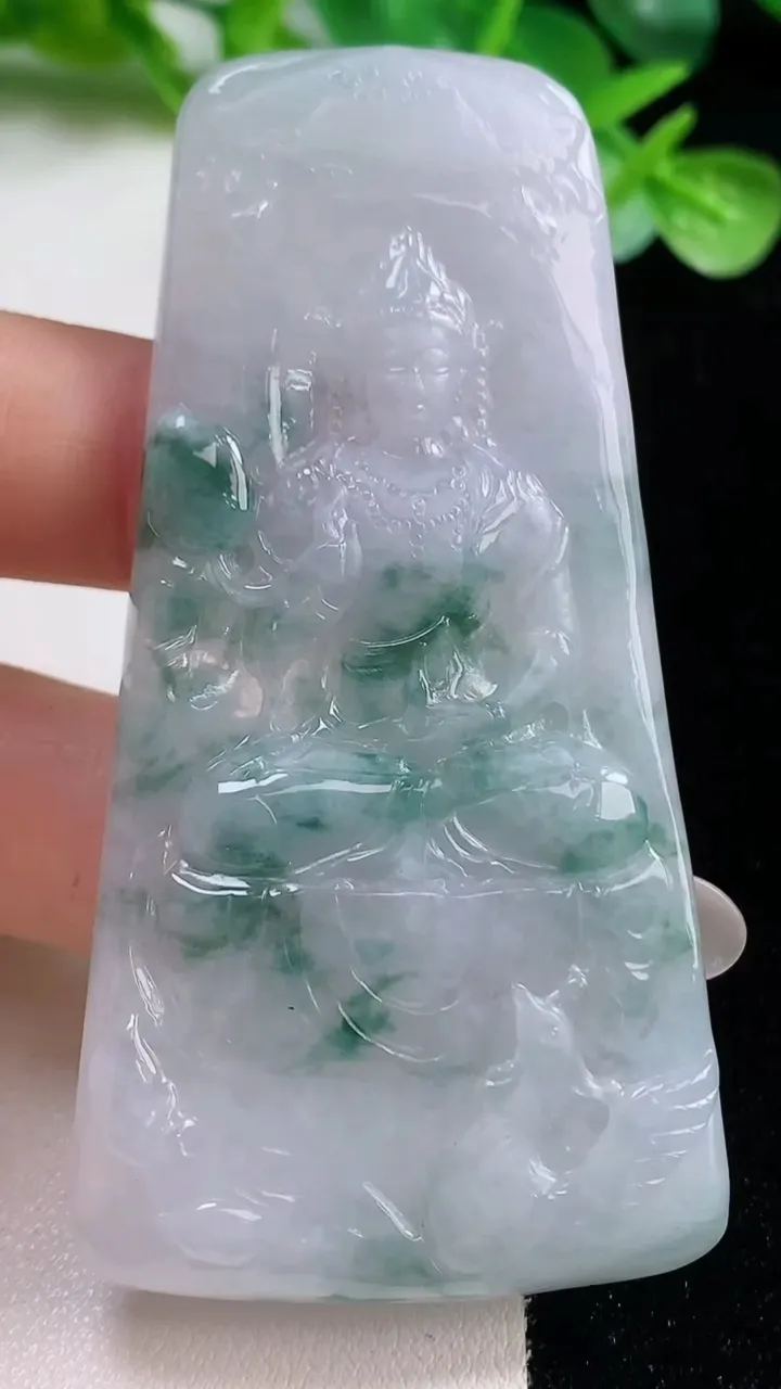 天然A货翡翠冰种飘花观音菩萨吊坠，尺寸73.8-37.2-5.6，重量:32.00g
10月23日