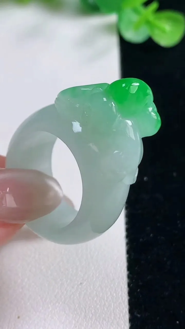 天然A货翡翠生肖猴指环扳指，尺寸19.3-10.2-21.6-15，重量:15.52g2025年10月23日
工厂直销收藏佳品,种好水足，色泽均匀，有种有色，上手高大气！
