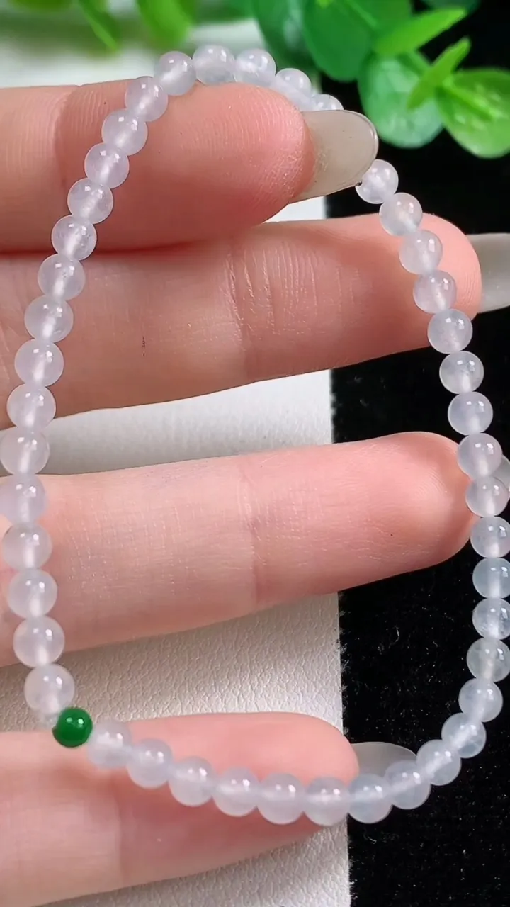 天然A货翡翠种白冰小米珠手串，尺寸3.8-45颗，重量:4.43g10月23日
工厂直销收藏佳品,种