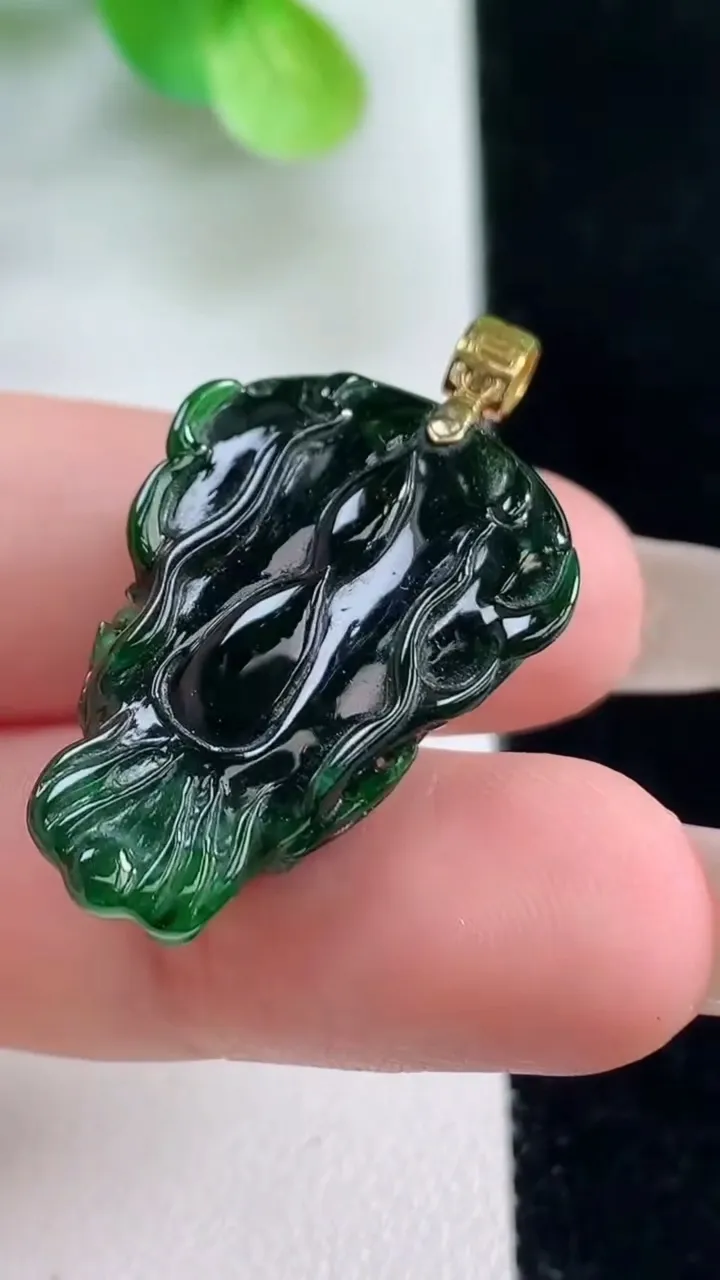 天然A货翡翠龙牌吊坠，尺寸26-17.6-10.5，重量:8.06g
10月23日