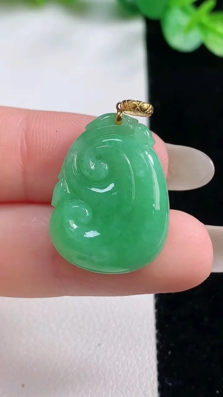 天然A货翡翠如意吊坠，尺寸23.4-17.5-5.2，重量:4.08g
10月23日