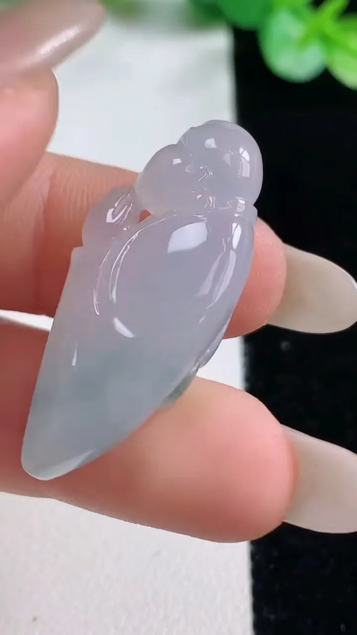 天然A货翡翠冰种飘花弥勒佛吊坠，尺寸34.5-16.7-7.3，重量:7.15g
10月23日