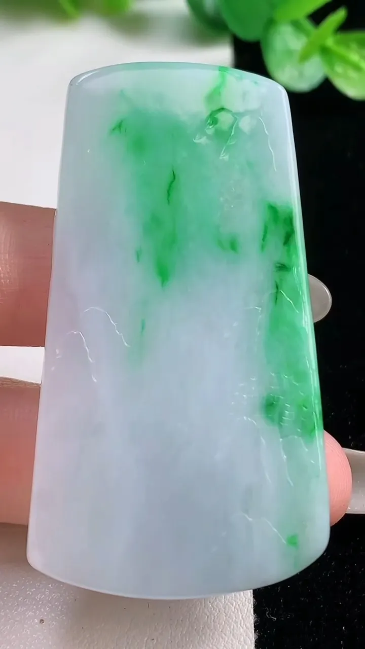 天然A货翡翠山水牌吊坠，尺寸58.3-31.6-5.7，重量:25.68g
10月23日