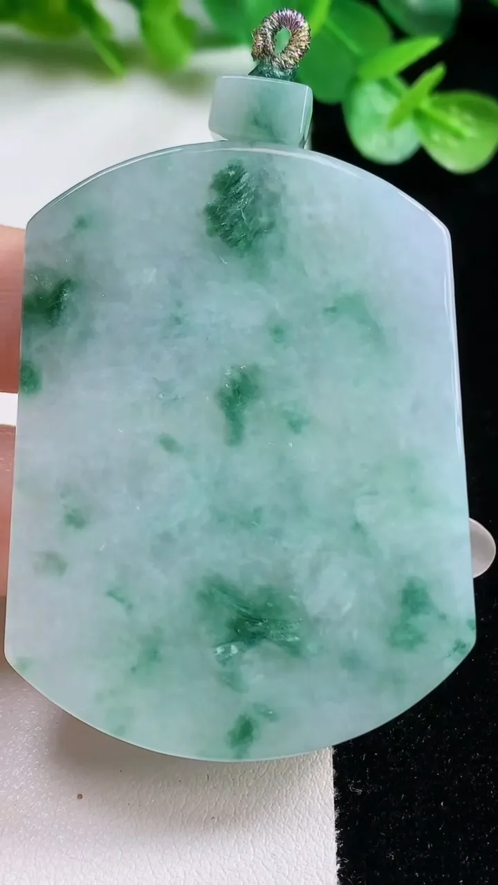 天然A货翡翠冰种飘花无事牌吊坠，尺寸56.2-42.4-6.4，重量:41.47g
10月23日