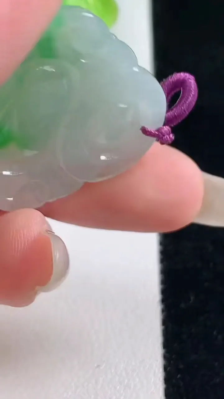天然A货翡翠佛公吊坠，尺寸27.6-31.2-7.7，重量:9.85g
10月23日