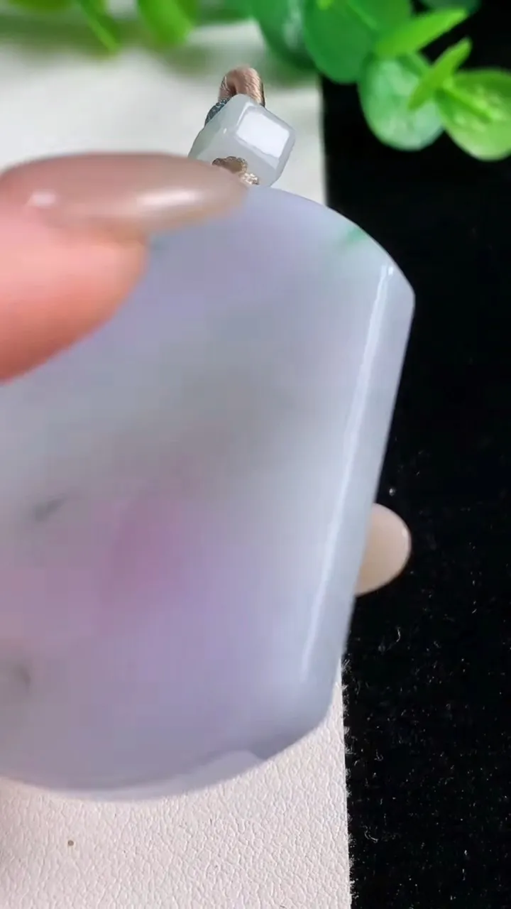 天然A货翡翠春带彩紫罗兰无事牌吊坠，尺寸49.9-38.1-6.4，重量:32.62g
10月23日