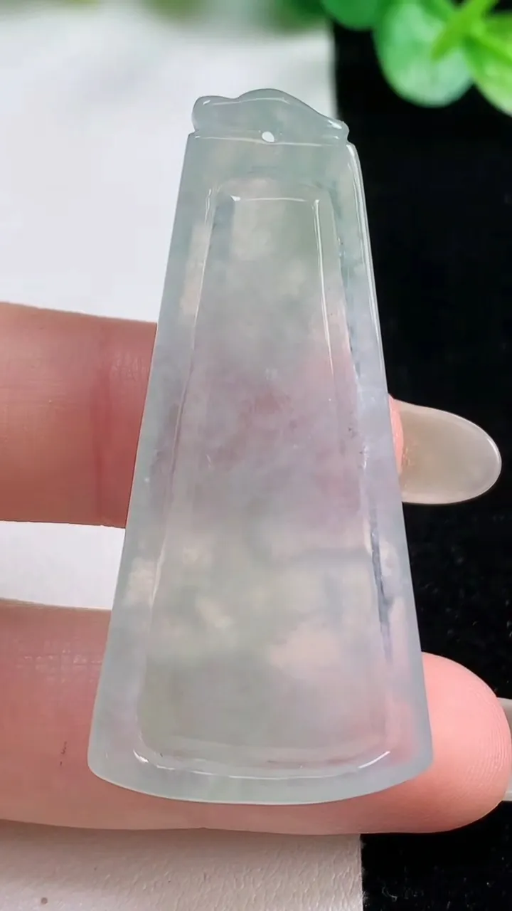 天然A货翡翠梅花鹿吊坠，尺寸49-23-7.4，重量:12.62g
10月23日