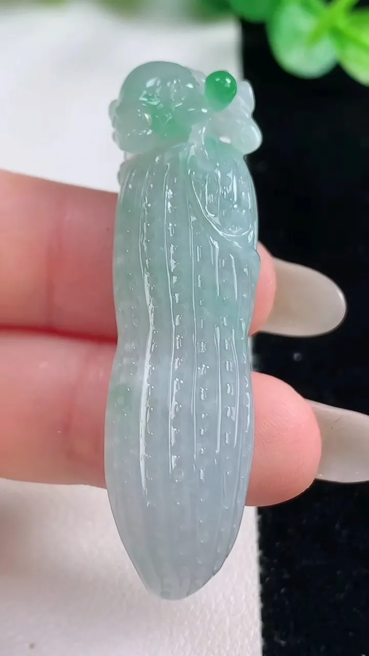 天然A货翡翠花生吊坠，尺寸50.4-13.3-10，重量:14.39g
10月23日