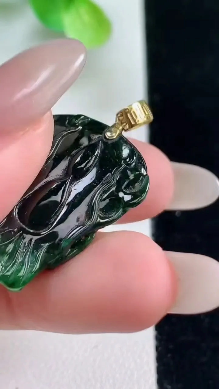 天然A货翡翠龙牌吊坠，尺寸26-17.6-10.5，重量:8.06g
10月23日