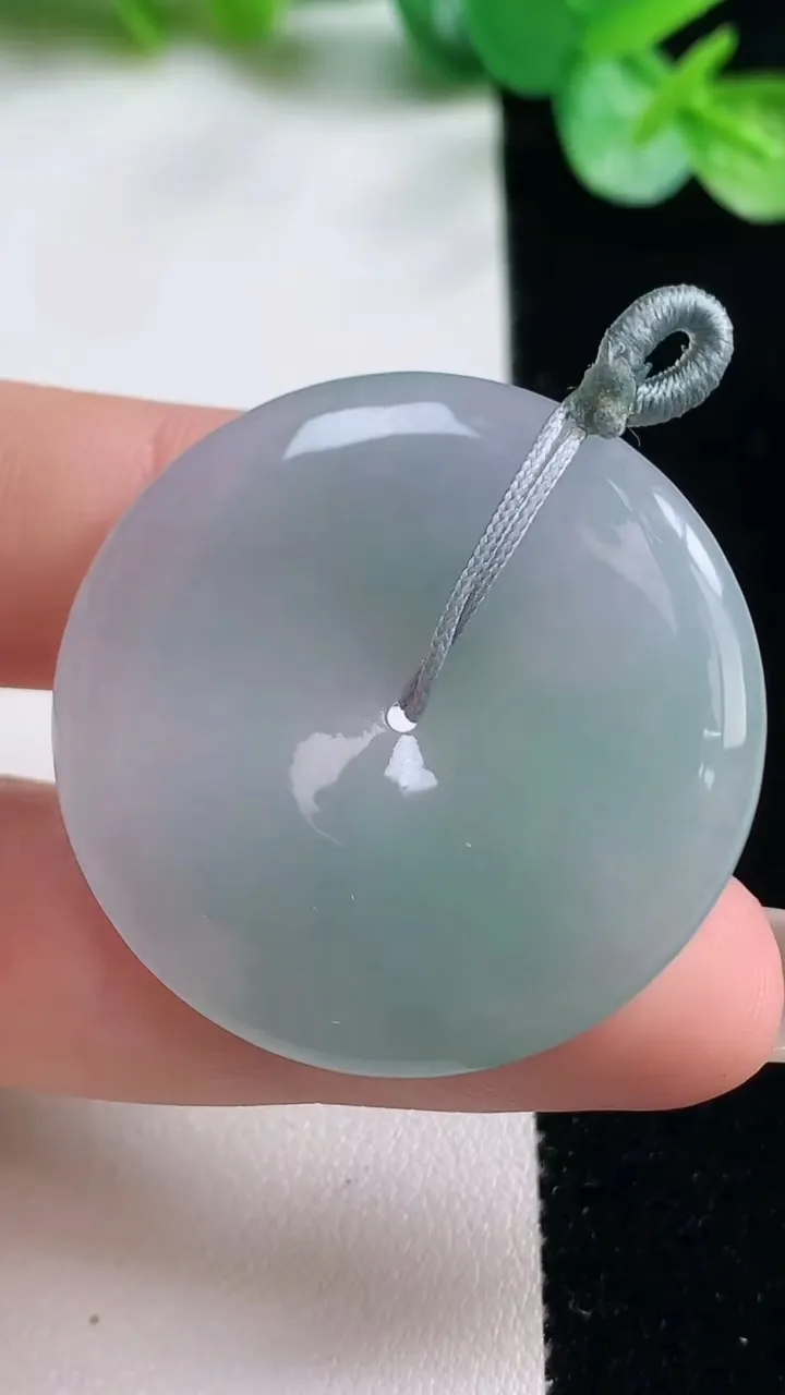 天然A货翡翠平安扣吊坠，尺寸34.9-5.4，重量:13.77g
10月23日