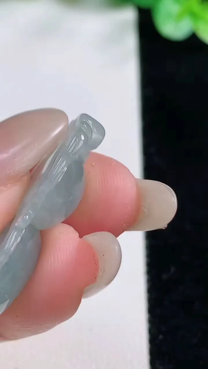 天然A货翡翠葫芦吊坠，尺寸35-18.7-6.8，重量:6.38g
10月23日