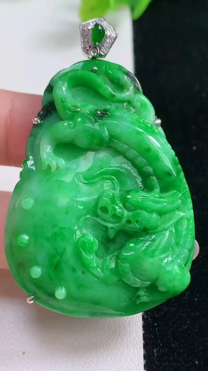 天然A货翡翠今非昔比 蜥蜴吊坠，尺寸49.3-35.6-8.4，重量:25.03g
10月23日