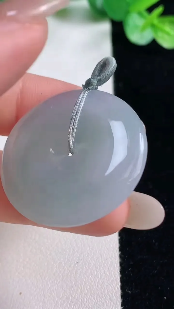 天然A货翡翠平安扣吊坠，尺寸31.4-5.6，重量:11.97g
10月23日