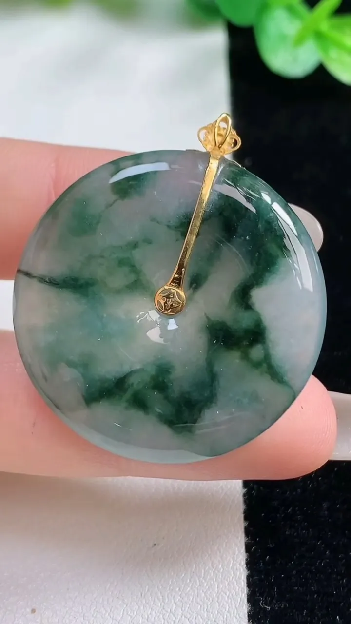 天然A货翡翠种飘花平安扣吊坠，尺寸33.4-5.8，重量:15.24g
10月23日