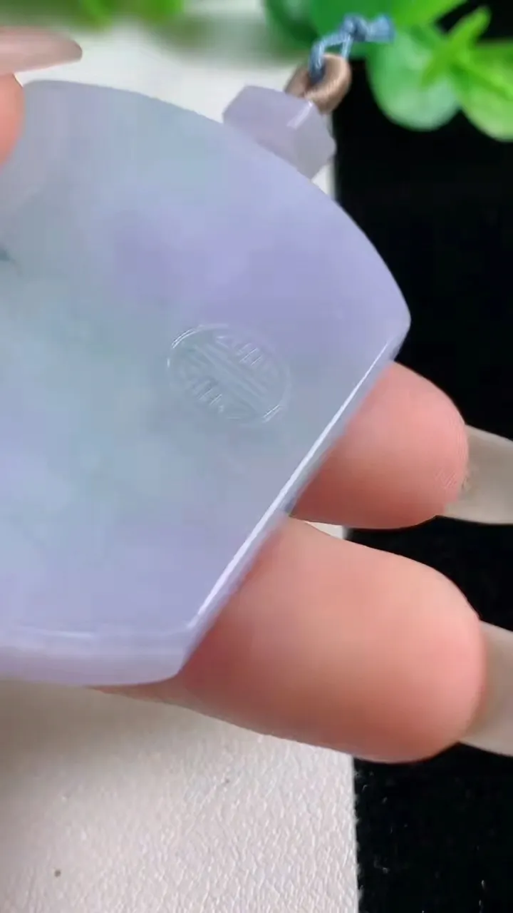 天然A货翡翠春带彩紫罗兰无事牌吊坠，尺寸49.8-37.9-6，重量:33.97g
10月23日