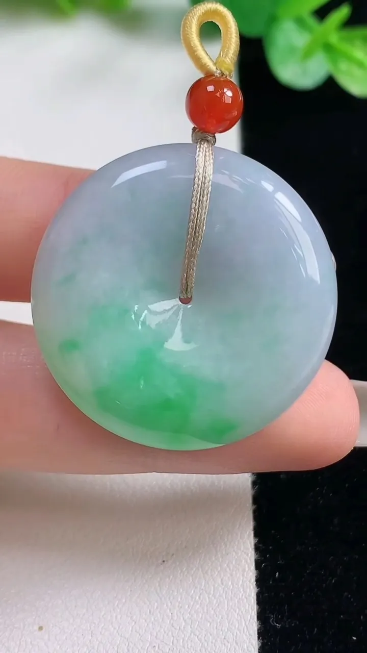 天然A货翡翠平安扣吊坠，尺寸31.7-8，重量:13.57g
10月23日