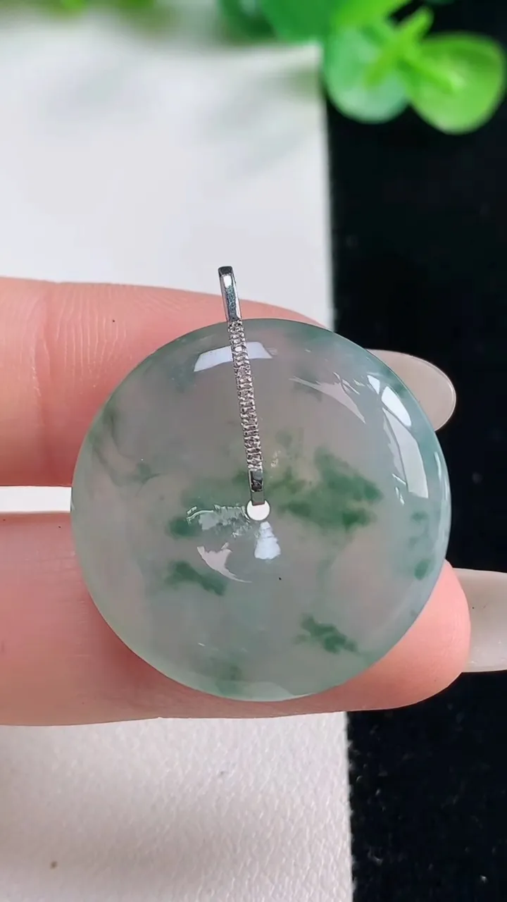 天然A货翡翠种飘花平安扣吊坠，尺寸26.3-5.9，重量:9.25g
10月23日