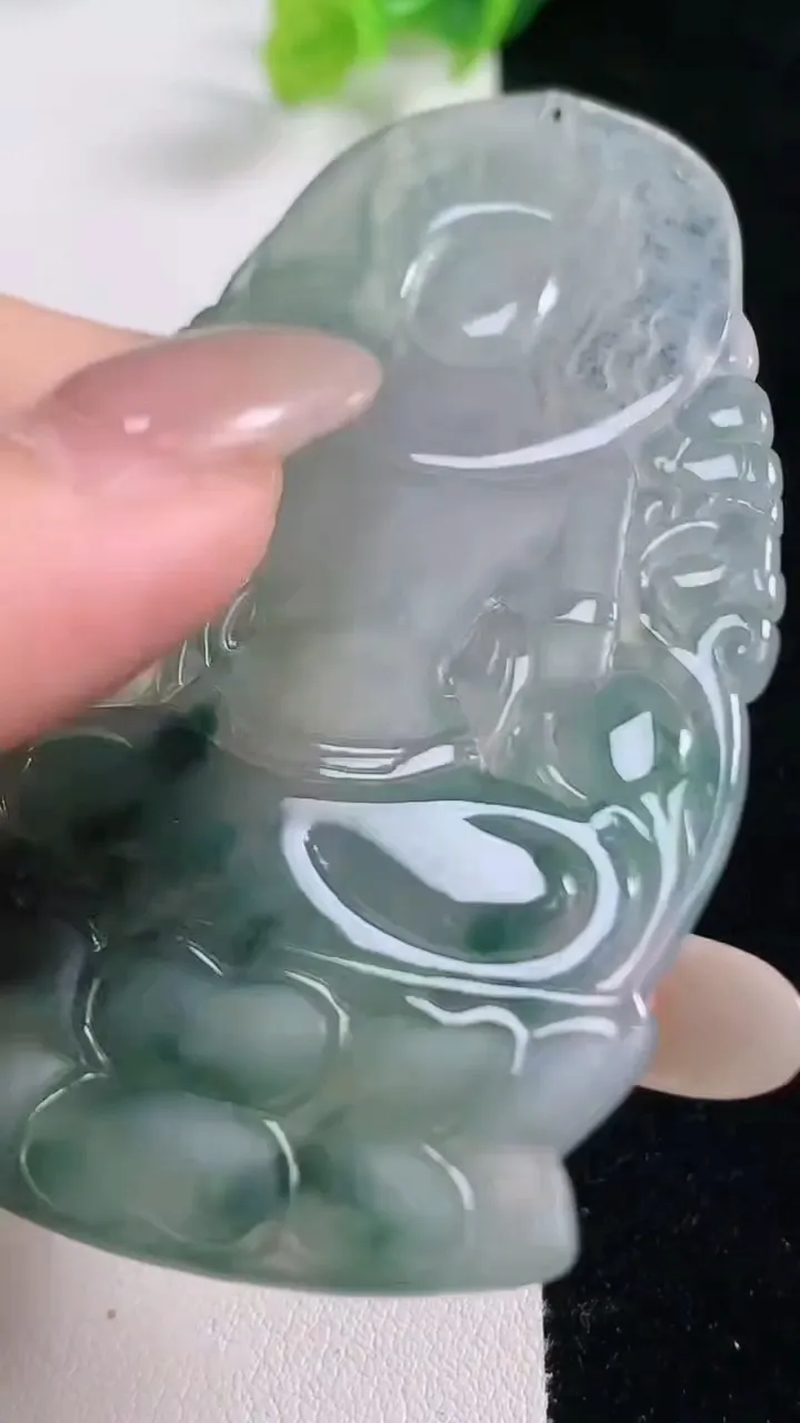 天然A货翡翠种飘花度母观音吊坠，尺寸68.4-38.4-5.7，重量:28.90g
10月23日