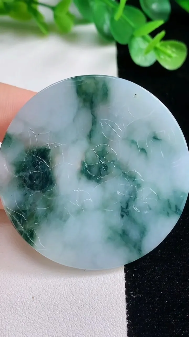 天然A货翡翠冰种飘花大势至菩萨吊坠，尺寸52.5-4.9，重量:32.32g
10月23日