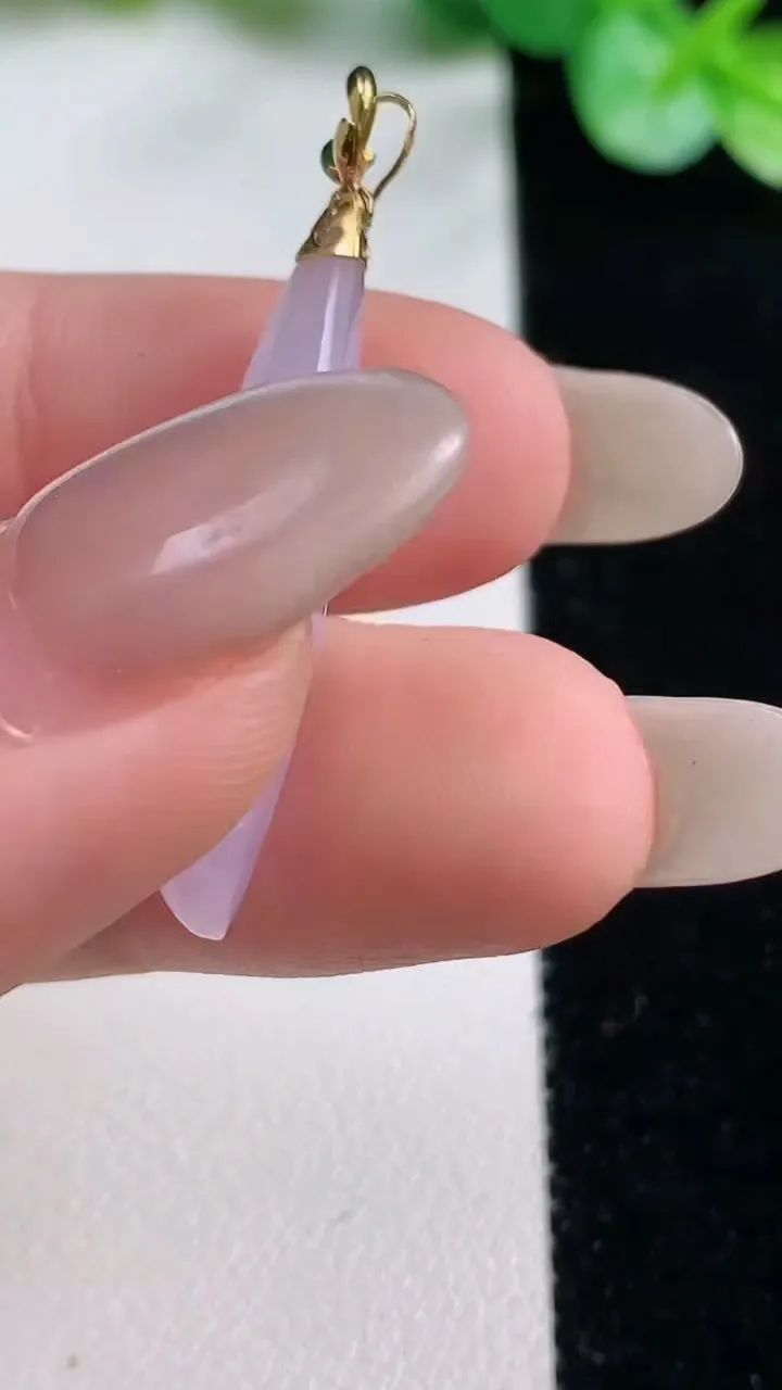 天然A货翡翠18K金紫罗兰随形吊坠，尺寸30-9.6-6，重量:2.77g
10月23日