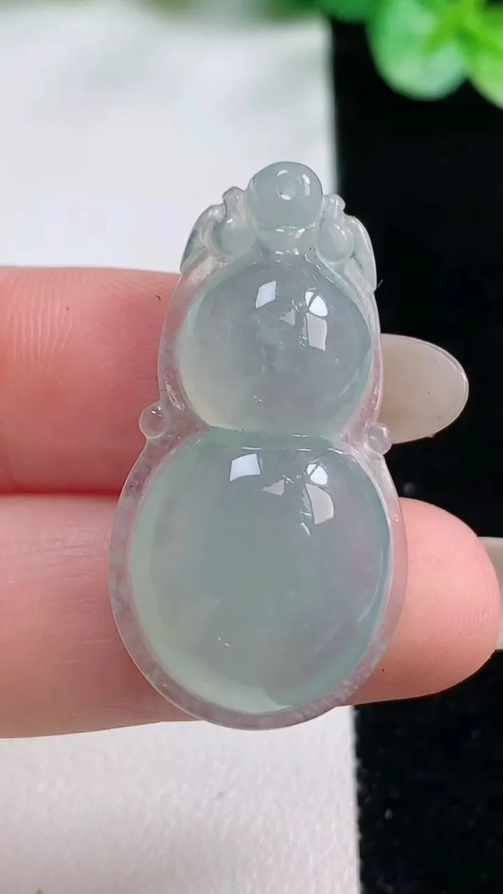 天然A货翡翠葫芦吊坠，尺寸35-18.7-6.8，重量:6.38g
10月23日