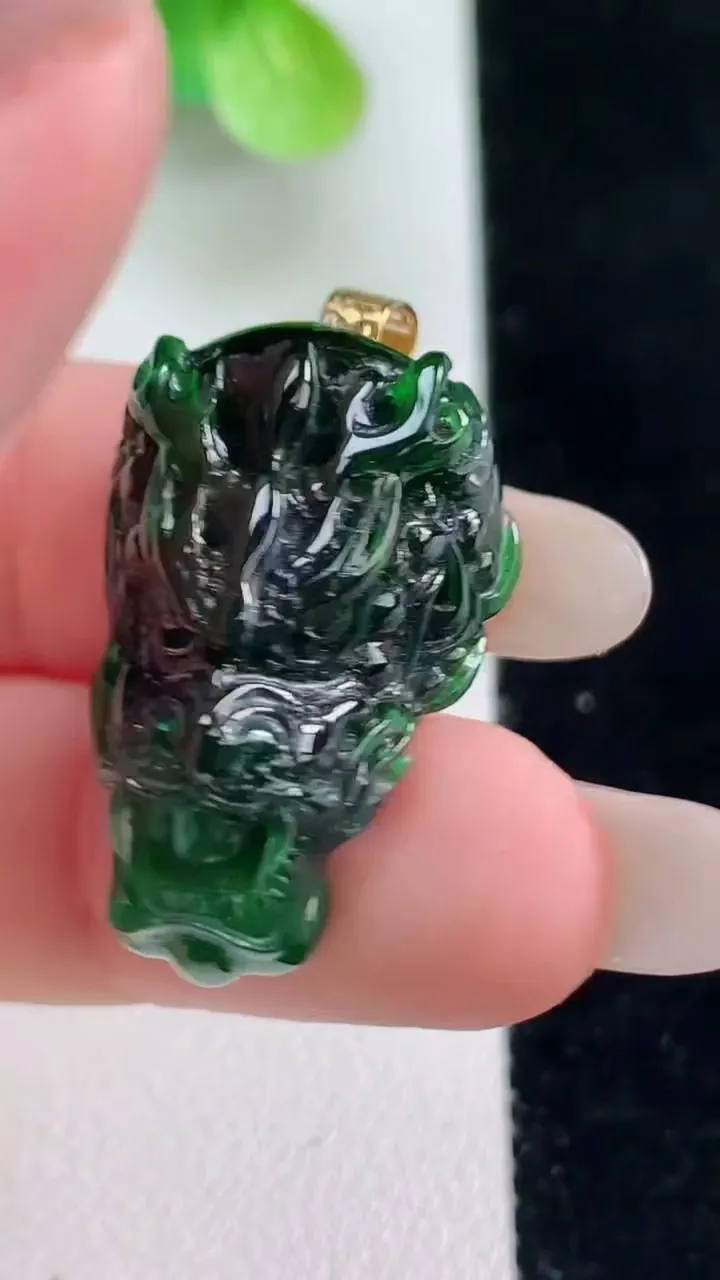 天然A货翡翠龙牌吊坠，尺寸26-17.6-10.5，重量:8.06g
10月23日