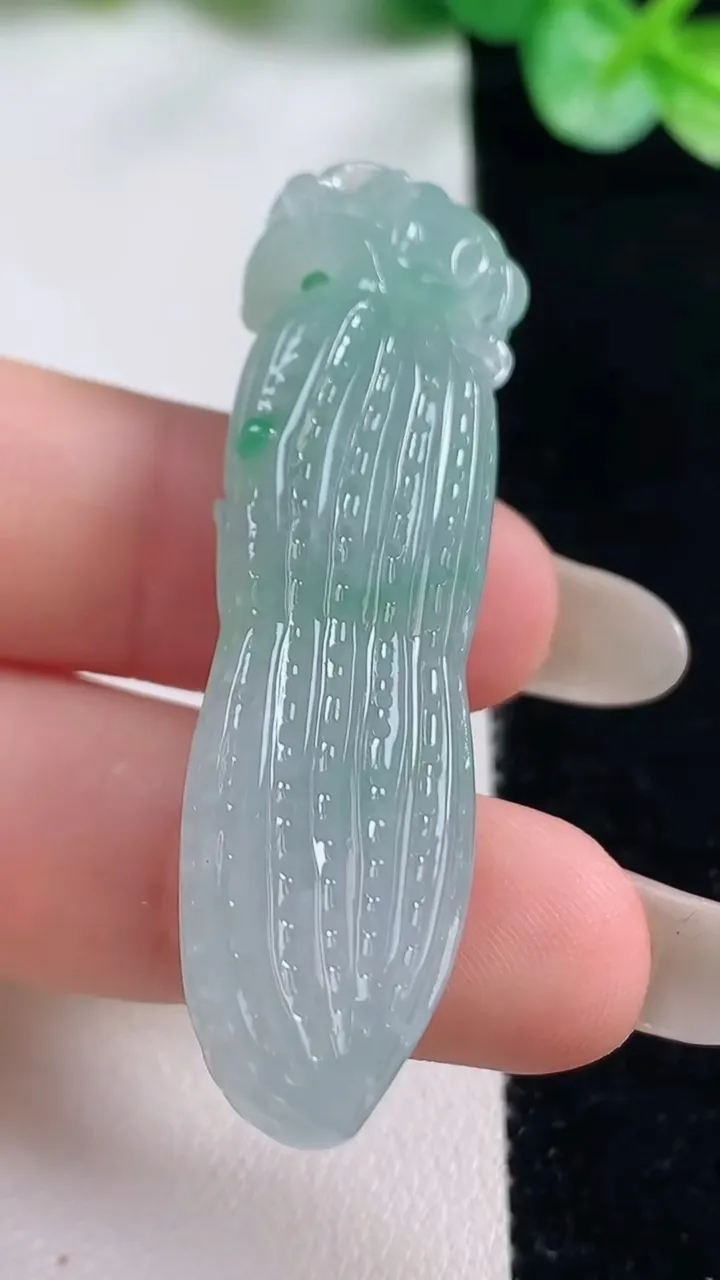 天然A货翡翠花生吊坠，尺寸50.4-13.3-10，重量:14.39g
10月23日