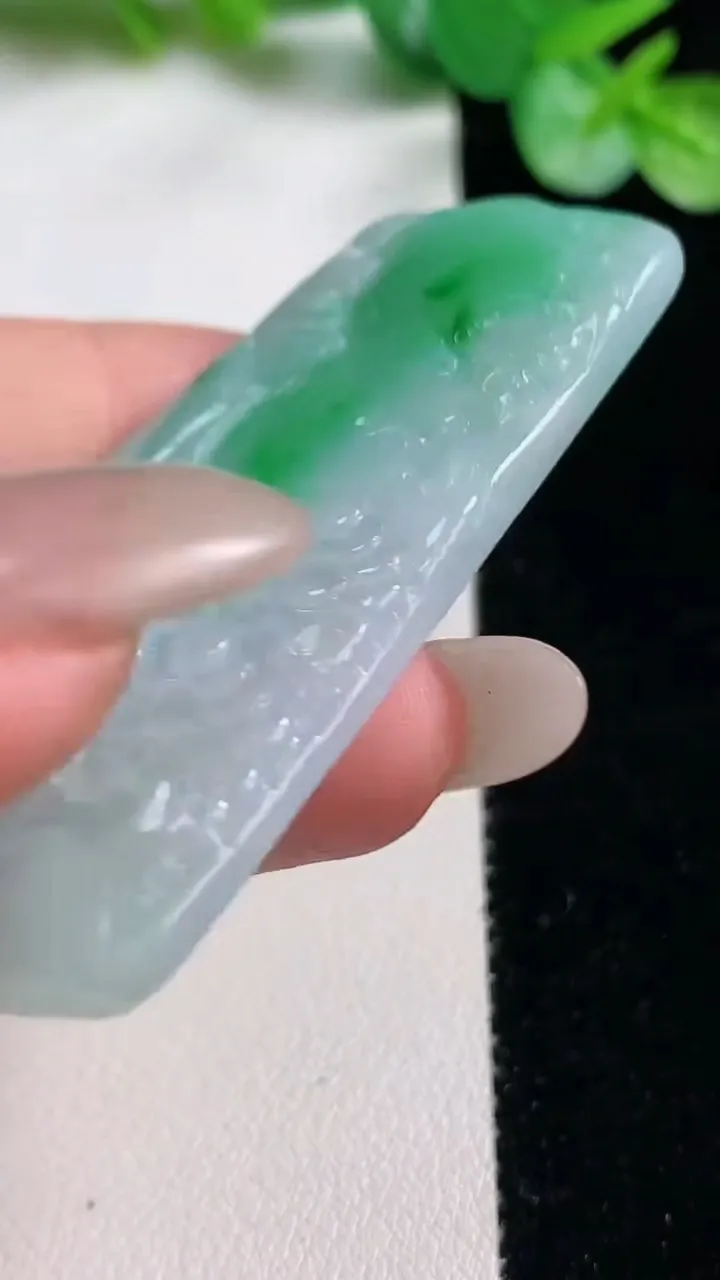 天然A货翡翠山水牌吊坠，尺寸57.8-31-6，重量:27.00g
10月23日