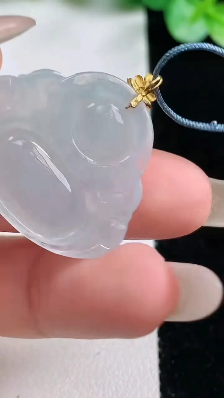 天然A货翡翠种白冰佛公吊坠，尺寸25.6-28-6.3，重量:6.68g
10月23日