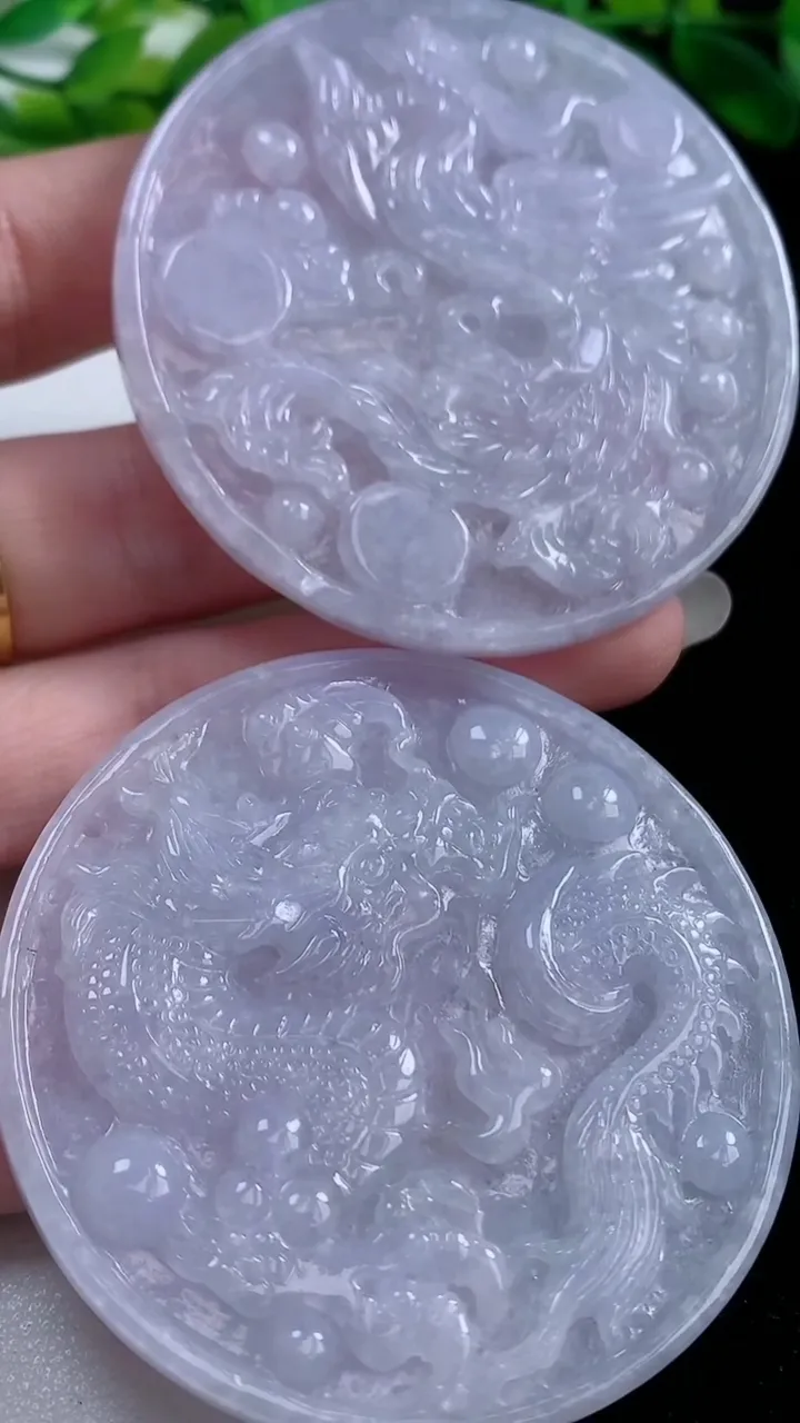 天然A货翡翠紫罗兰龙凤呈祥吊坠一对，尺寸55.8-4.8，重量:68.53g
10月23日